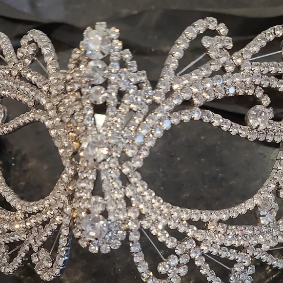 Elegant Silver Rhinestone Mask - Picture 6 of 7